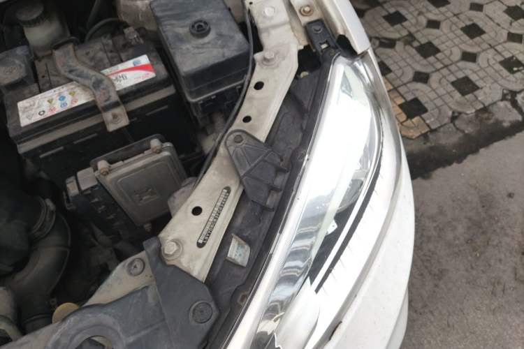 Used Brilliance V3 2015 1.5T Automatic Elite Model Engine Bay Left