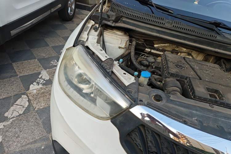 Used Brilliance V3 2015 1.5L Automatic Elite Model Engine Bay Right