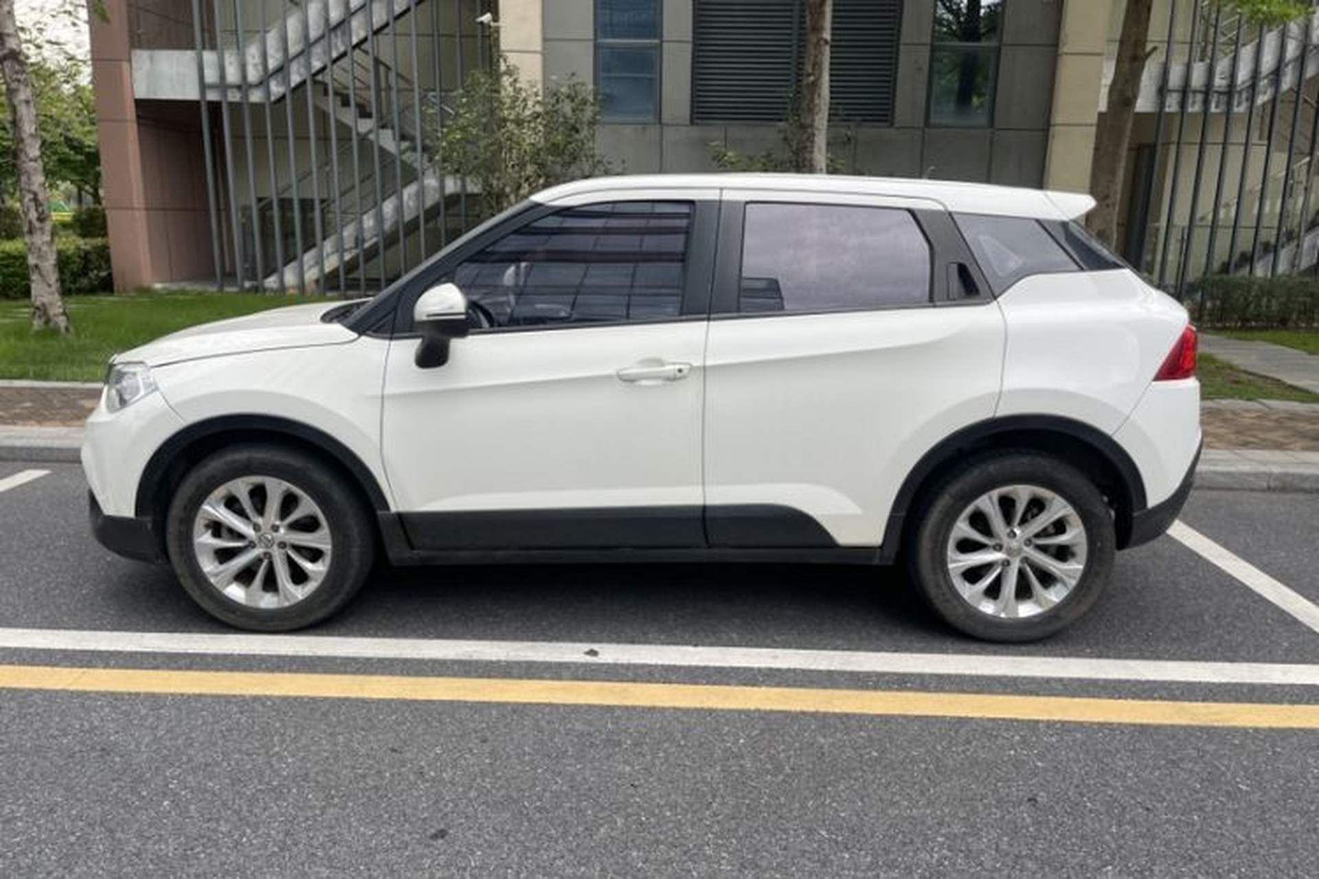 Used Brilliance V3 2015 1.5L Automatic Elite Model Exterior 10