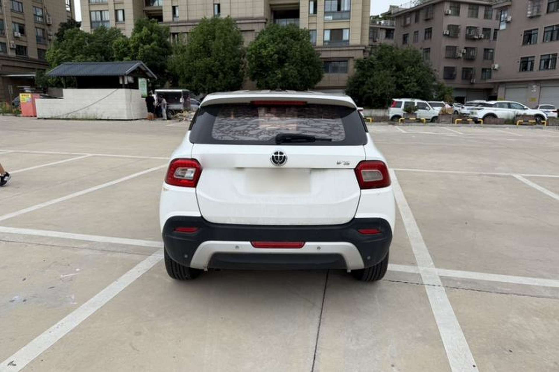 Used Brilliance V3 2015 1.5L Manual Elite Model Exterior 5