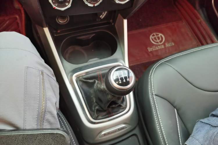 Used Brilliance V3 2015 1.5L Manual Comfort Model Gear Lever