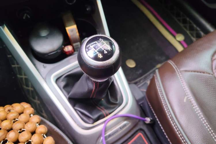 Used Brilliance V3 2015 1.5L Manual Comfort Model Gear Lever