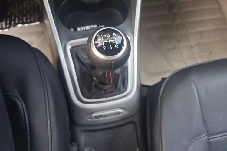Used Brilliance V3 2015 1.5L Manual Comfort Model Gear Lever