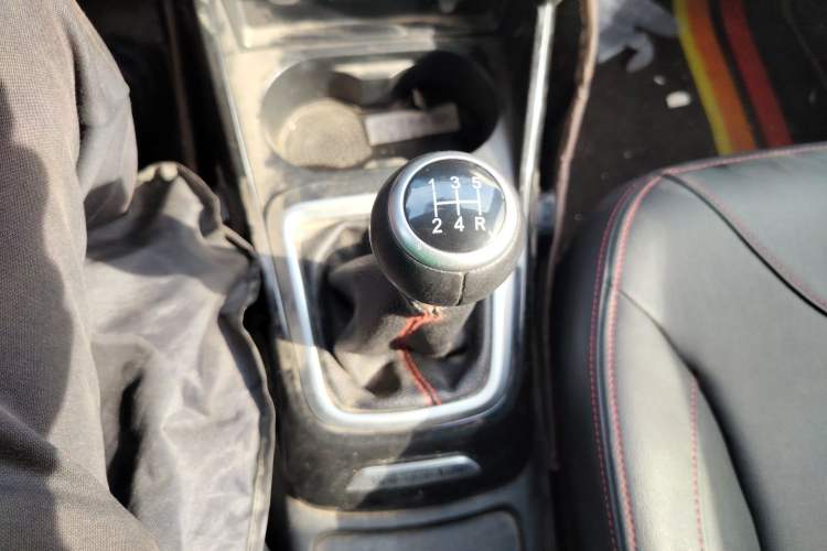 Used Brilliance V3 2015 1.5L Manual Base Version Gear Lever