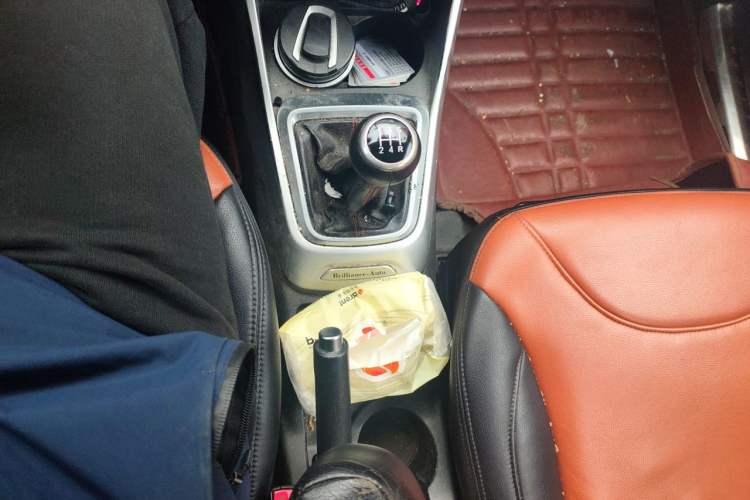 Used Brilliance V3 2015 1.5L Manual Comfort Model Gear Lever