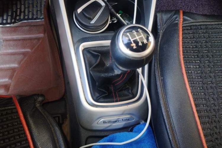 Used Brilliance V3 2015 1.5L Manual Base Version Gear Lever