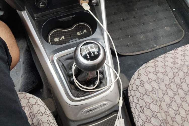 Used Brilliance V3 2015 1.5L Manual Comfort Model Gear Lever