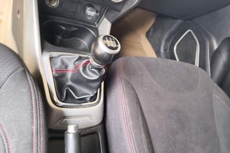 Used Brilliance V3 2015 1.5L Manual Comfort Model Gear Lever