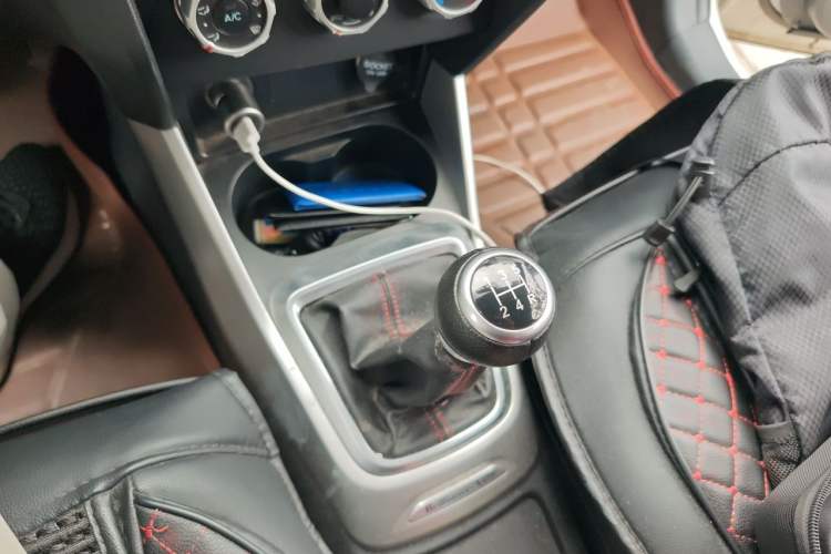Used Brilliance V3 2015 1.5L Manual Base Version Gear Lever