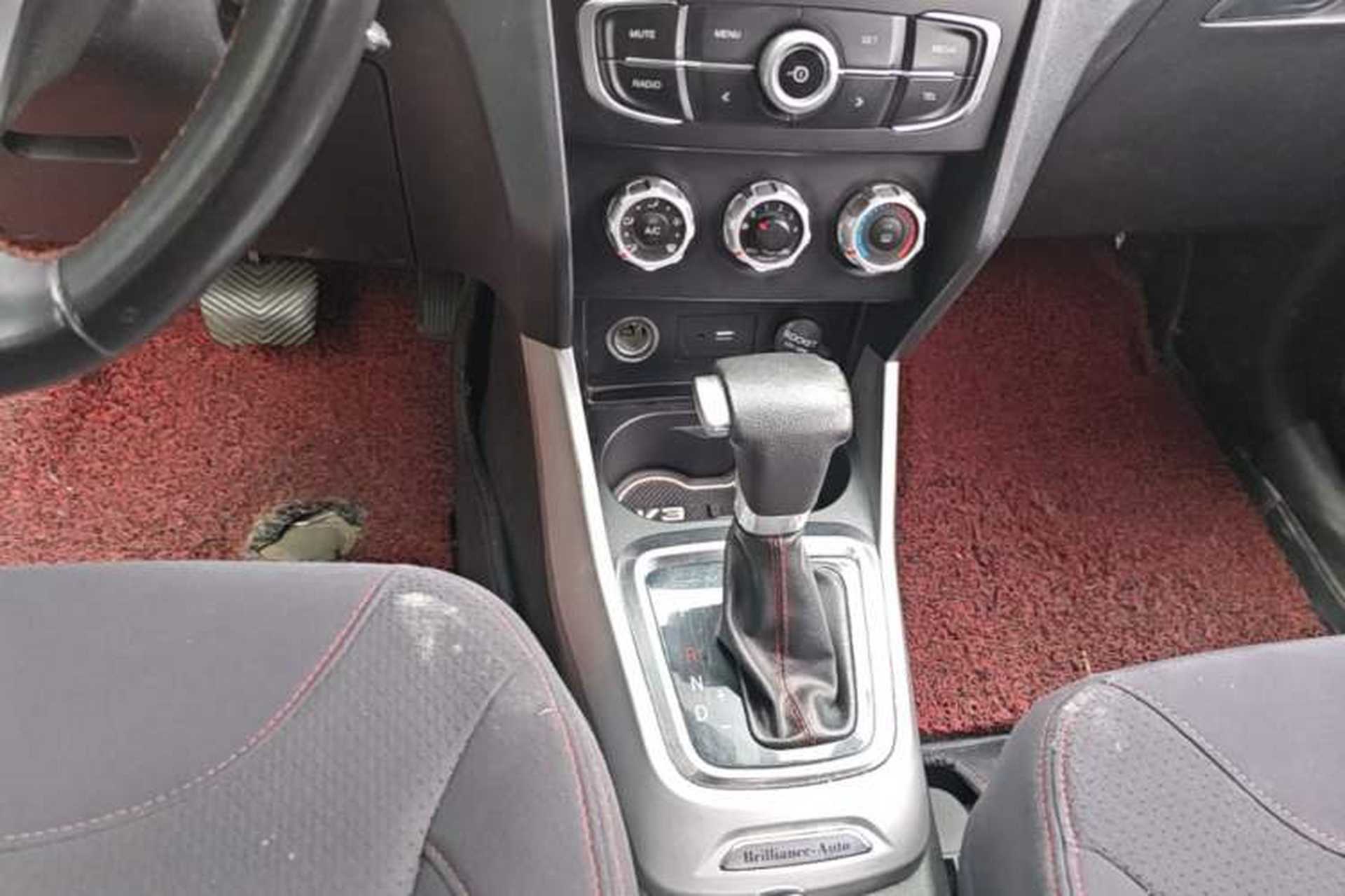Used Brilliance V3 2015 1.5L Automatic Elite Model Gear Lever
