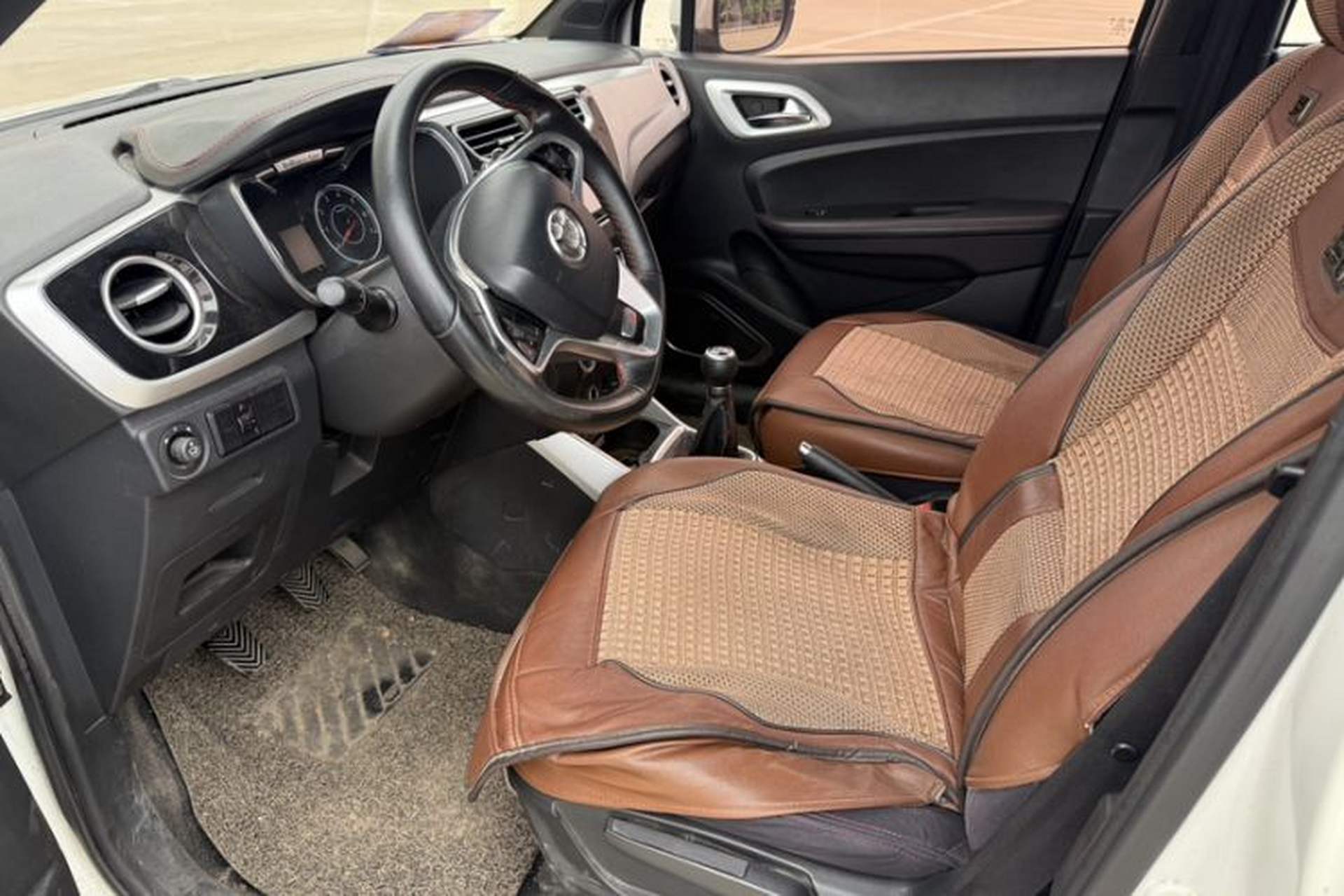 Used Brilliance V3 2015 1.5L Manual Elite Model Interior 2