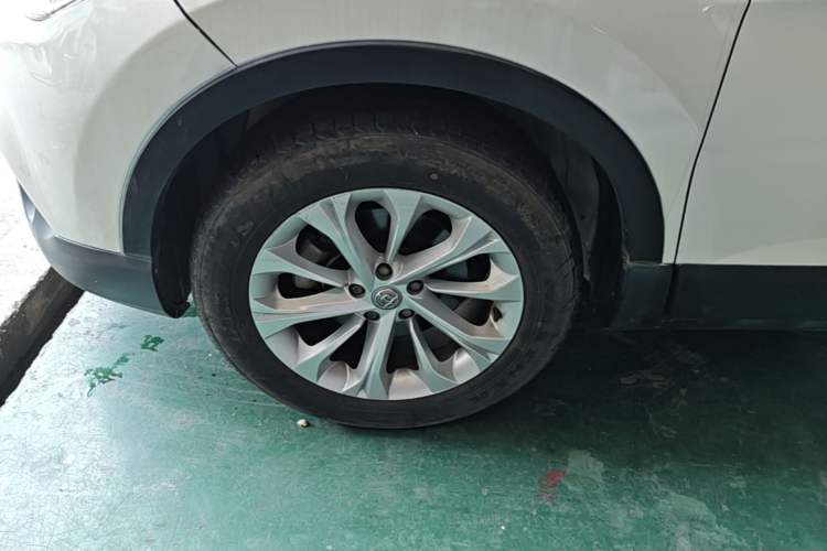 Used Brilliance V3 2015 1.5L Automatic Elite Model Left Front Wheel Hub