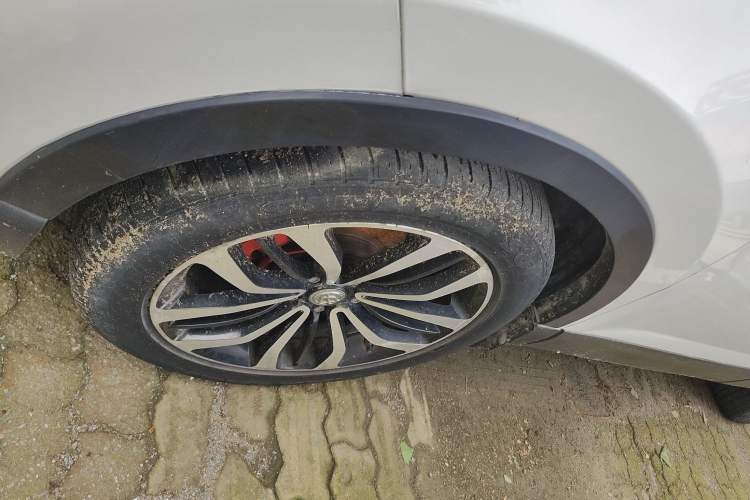 Used Brilliance V3 2015 1.5T Automatic Flagship Model Left Front Wheel Hub