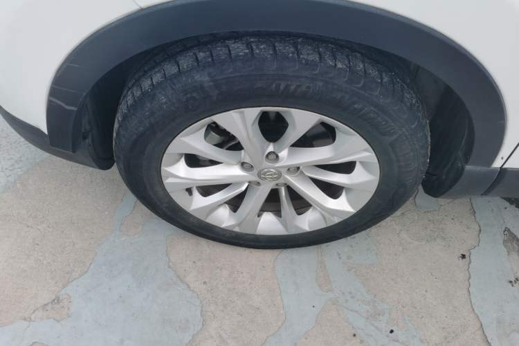 Used Brilliance V3 2015 1.5L Manual Elite Model Left Front Wheel Hub