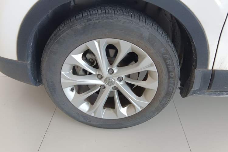 Used Brilliance V3 2015 1.5L Manual Elite Model Left Front Wheel Hub