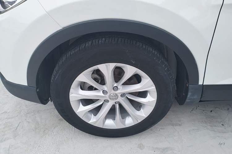 Used Brilliance V3 2015 1.5L Manual Smart Version Left Front Wheel Hub