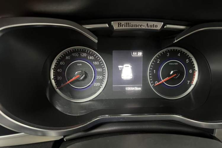 Used Brilliance V3 2015 1.5T Automatic Flagship Model Odometer Close Up