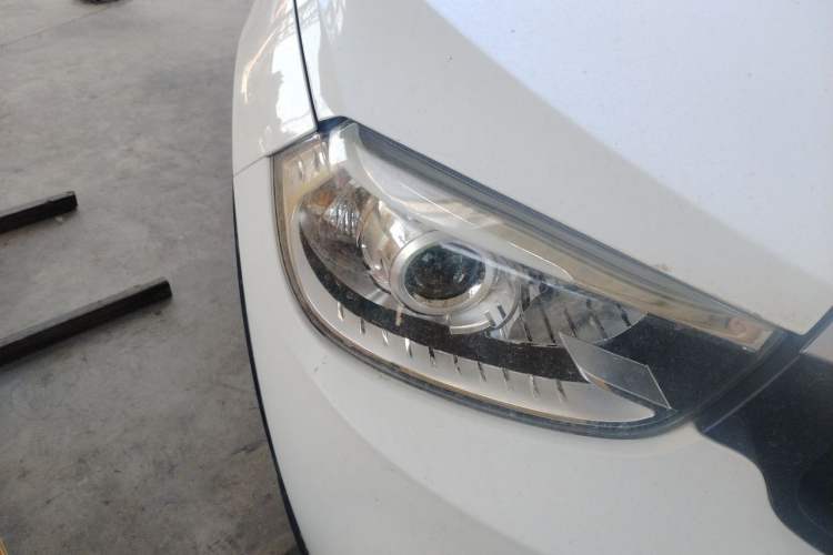 Used Brilliance V3 2015 1.5L Manual Base Version Right Front Headlight