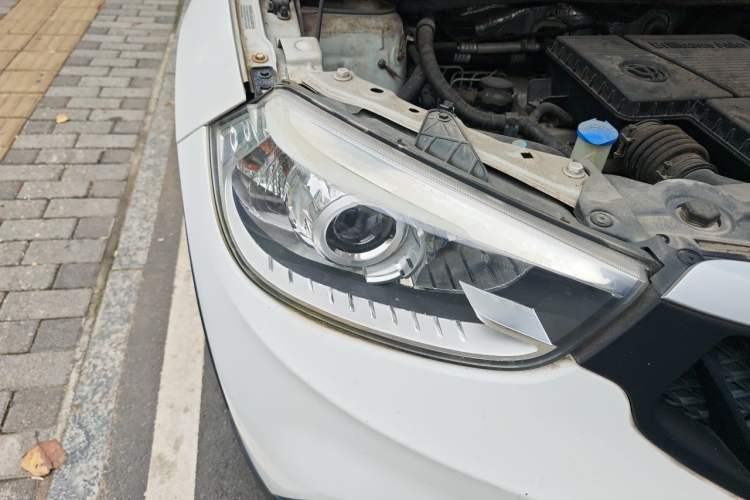 Used Brilliance V3 2015 1.5L Manual Base Version Right Front Headlight