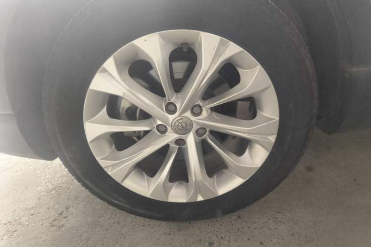 Used Brilliance V3 2015 1.5L Manual Base Version Right Front Wheel Hub
