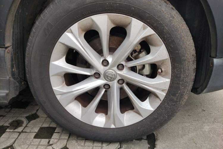 Used Brilliance V3 2015 1.5T Automatic Elite Model Right Front Wheel Hub