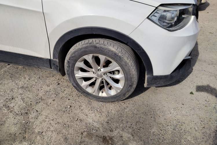 Used Brilliance V3 2015 1.5L Manual Base Version Right Front Wheel Hub