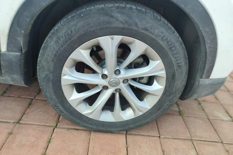 Used Brilliance V3 2015 1.5L Manual Smart Version Right Front Wheel Hub