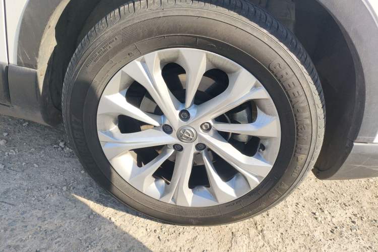 Used Brilliance V3 2015 1.5L Automatic Smart Version Right Front Wheel Hub