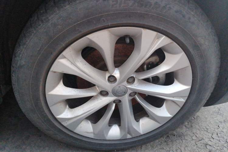 Used Brilliance V3 2015 1.5L Automatic Smart Version Right Front Wheel Hub
