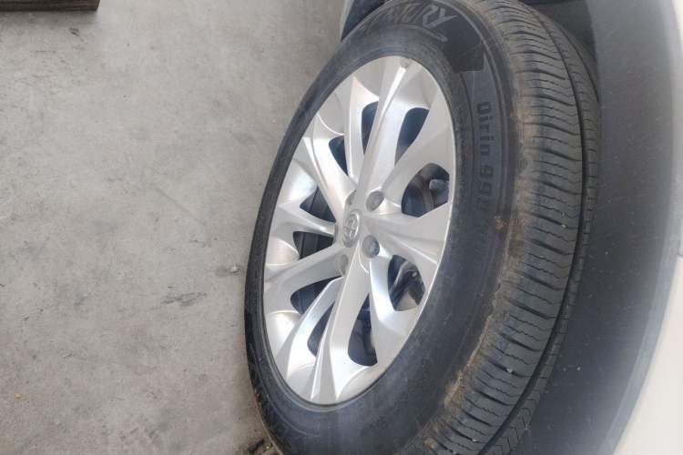 Used Brilliance V3 2015 1.5L Manual Base Version Right Front Wheel Hub