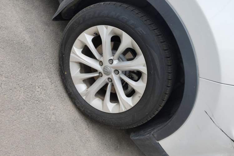 Used Brilliance V3 2015 1.5L Manual Comfort Model Right Front Wheel Hub