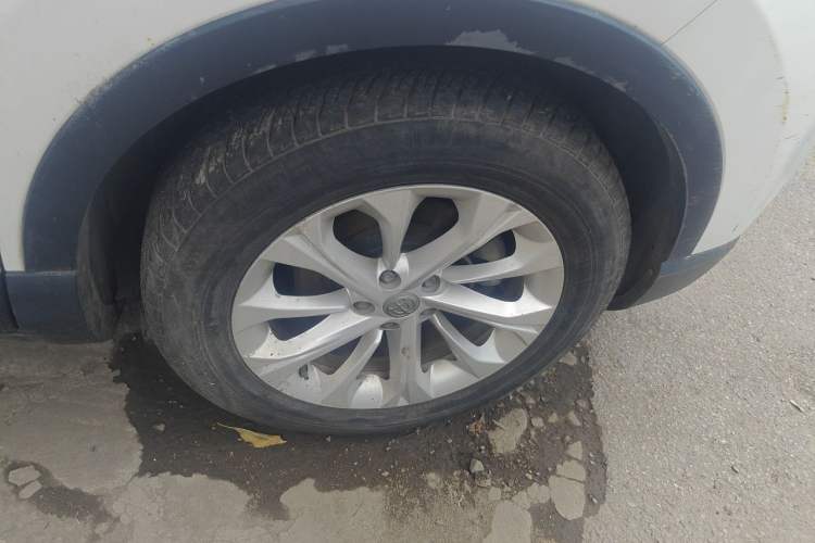 Used Brilliance V3 2015 1.5L Manual Elite Model Right Front Wheel Hub