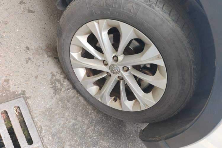 Used Brilliance V3 2015 1.5L Manual Smart Version Right Front Wheel Hub