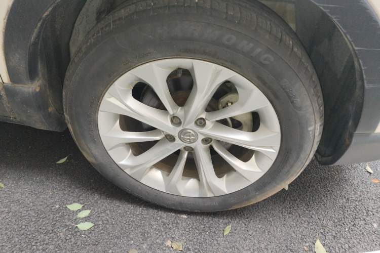 Used Brilliance V3 2015 1.5L Automatic Smart Version Right Front Wheel Hub