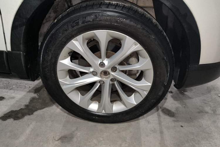Used Brilliance V3 2015 1.5L Manual Smart Version Right Front Wheel Hub