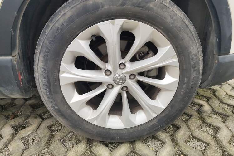 Used Brilliance V3 2015 1.5L Manual Smart Version Right Front Wheel Hub