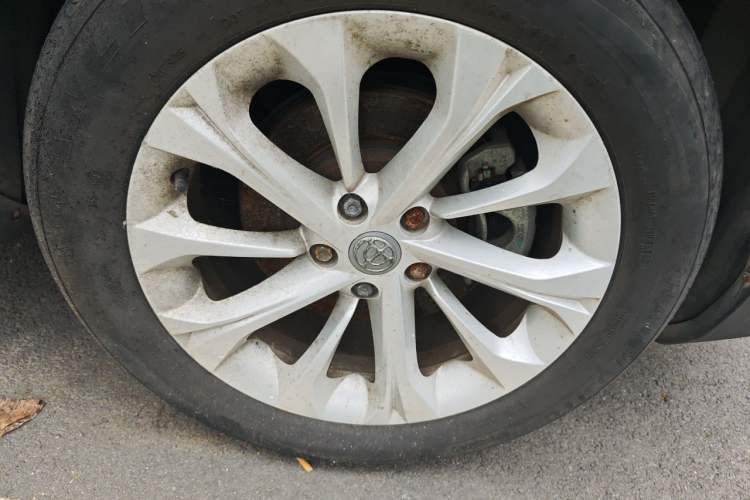 Used Brilliance V3 2015 1.5L Manual Base Version Right Front Wheel Hub