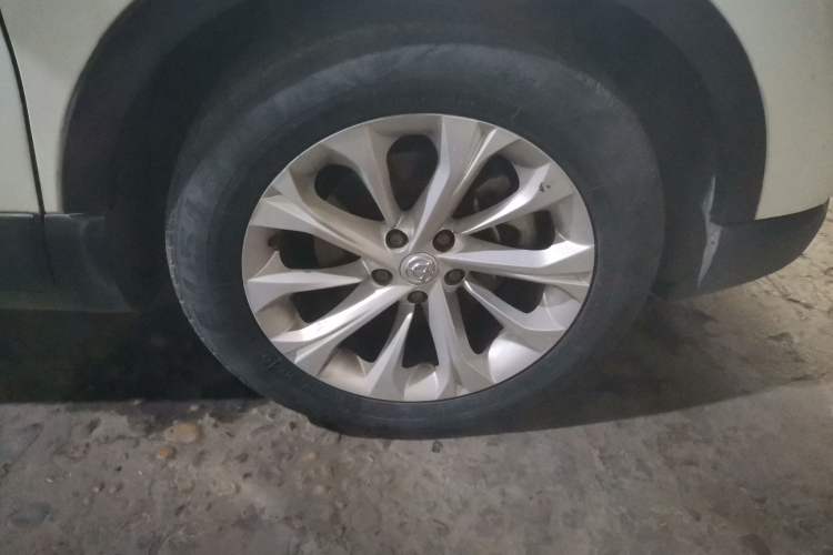 Used Brilliance V3 2015 1.5L Automatic Smart Version Right Front Wheel Hub