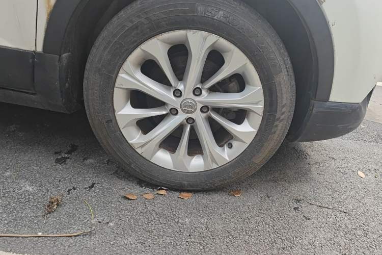 Used Brilliance V3 2015 1.5L Automatic Smart Version Right Front Wheel Hub