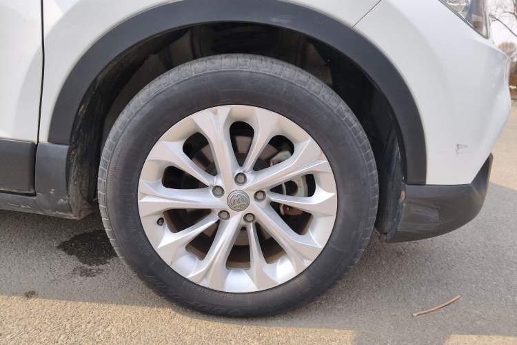 Used Brilliance V3 2015 1.5L Manual Elite Model Right Front Wheel Hub