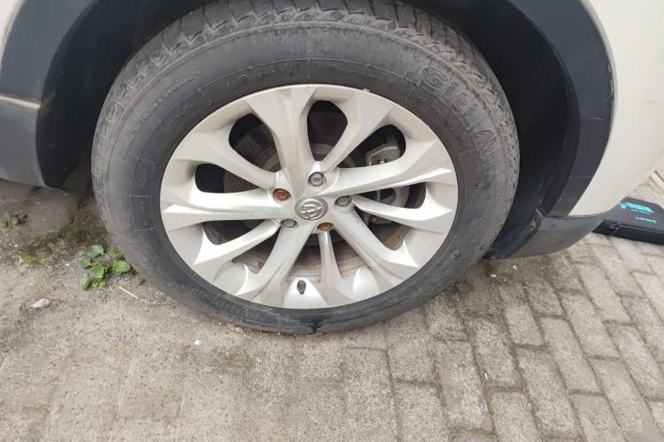 Used Brilliance V3 2015 1.5L Manual Smart Version Right Front Wheel Hub