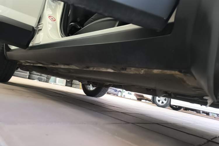 Used Brilliance V3 2015 1.5L Automatic Elite Model Right Side Sill