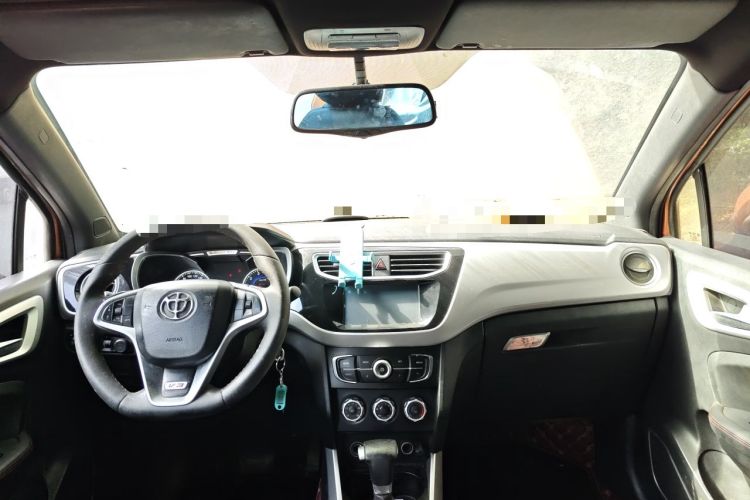 Used Brilliance V3 2015 1.5L Automatic Elite Model Center Console