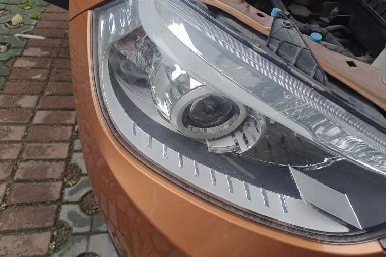 Used Brilliance V3 2015 1.5L Automatic Elite Model Right Front Headlight