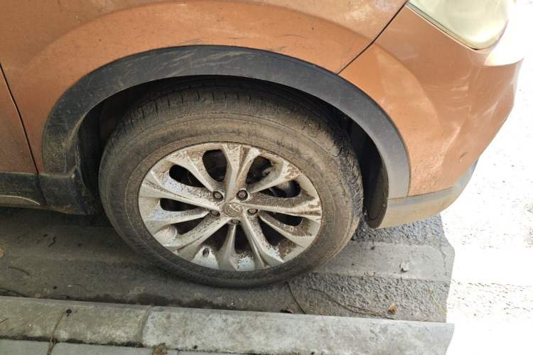 Used Brilliance V3 2015 1.5L Automatic Elite Model Right Front Wheel Hub