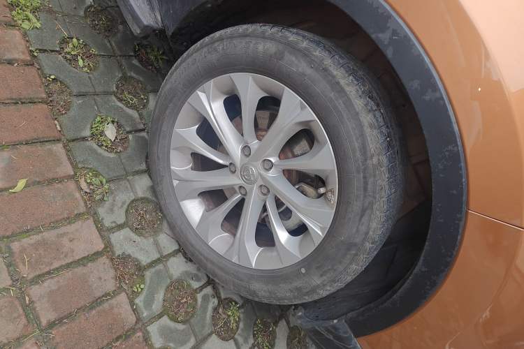 Used Brilliance V3 2015 1.5L Automatic Elite Model Right Front Wheel Hub