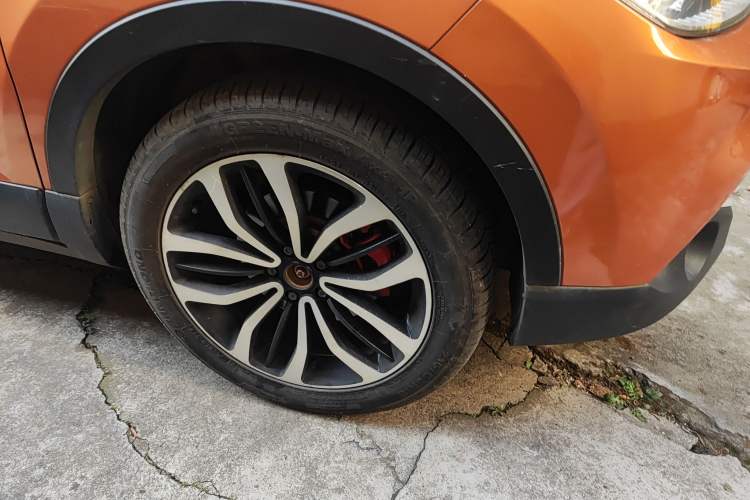 Used Brilliance V3 2015 1.5T Automatic Elite Model Right Front Wheel Hub