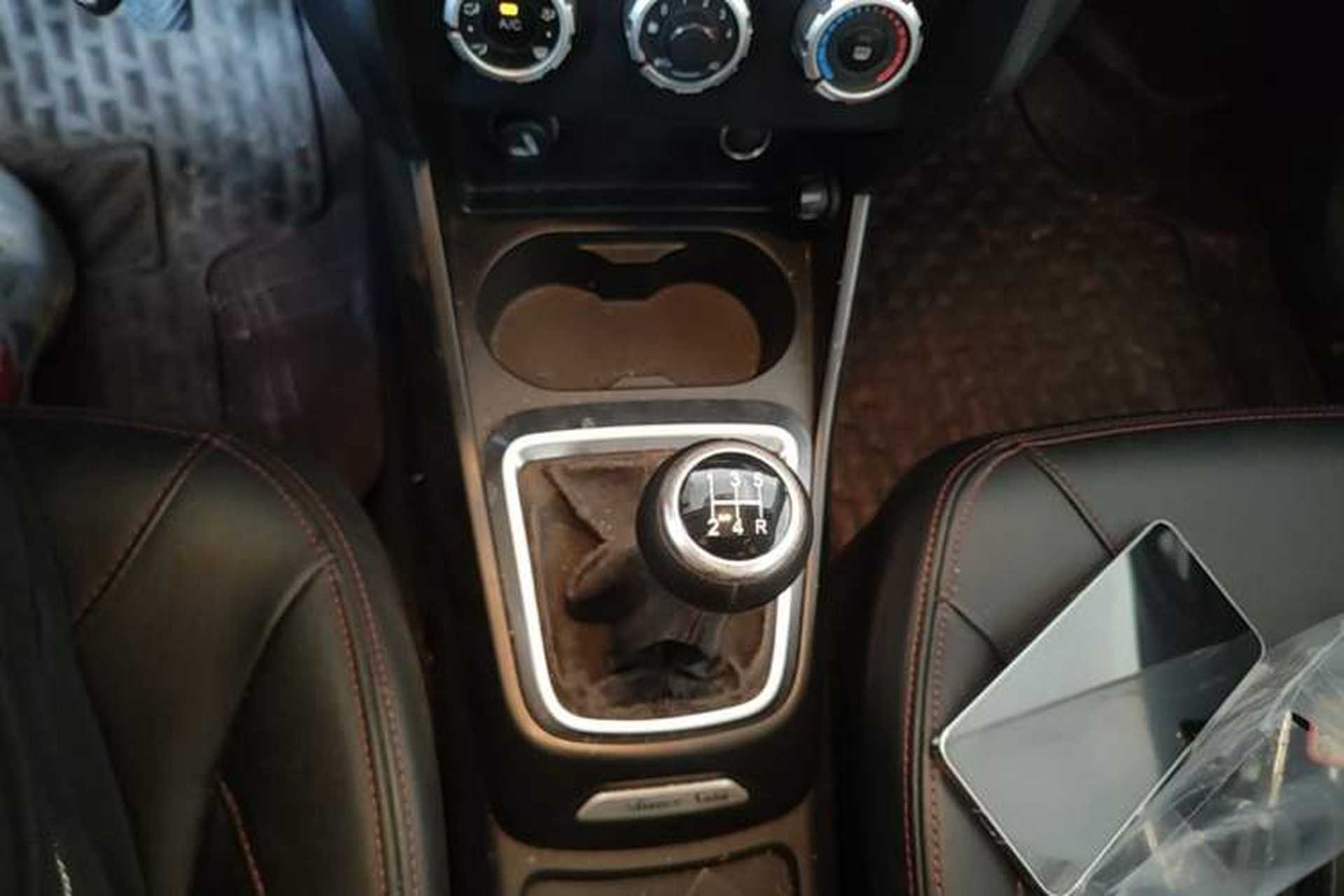 Used Brilliance V3 2016 1.5L Manual Comfort Model Gear Lever