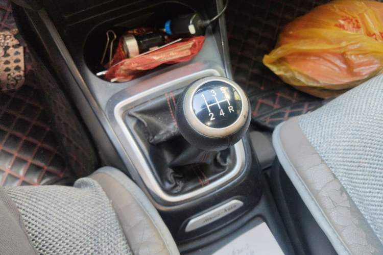 Used Brilliance V3 2016 1.5L Manual Comfort Model Gear Lever