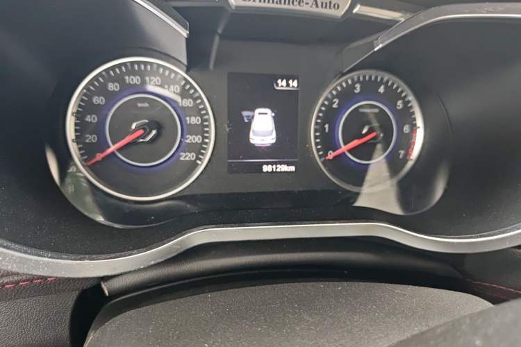 Used Brilliance V3 2016 1.5T Automatic Flagship Model Odometer Close Up